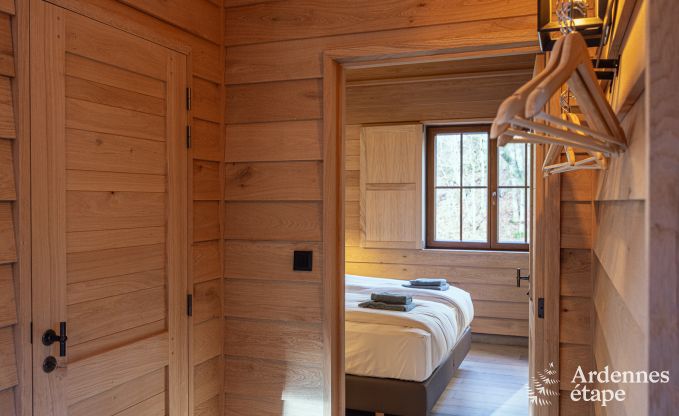 Bijzondere paalwoning voor 4 personen, op een vijver in Vencimont