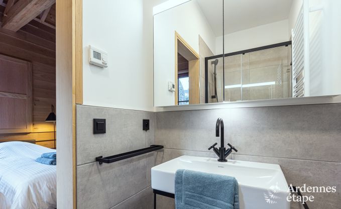 Bijzondere paalwoning voor 4 personen, op een vijver in Vencimont