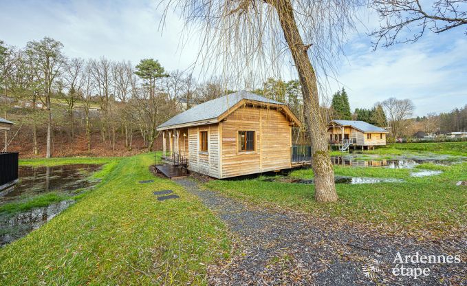 Bijzondere paalwoning voor 4 personen, op een vijver in Vencimont