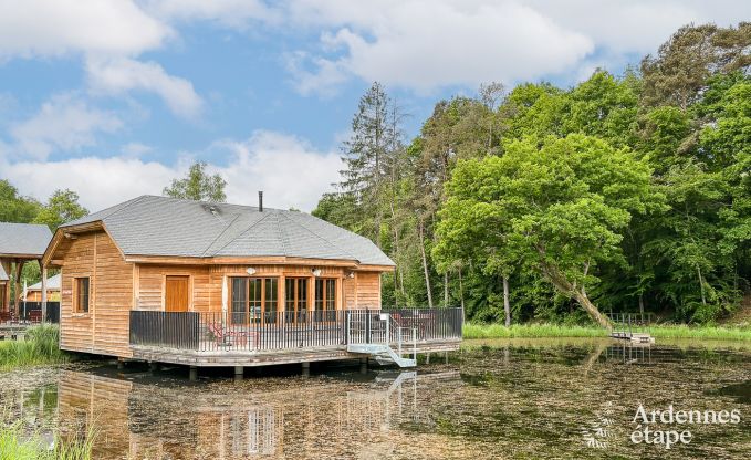 Bijzondere paalwoning voor 4 personen, op een vijver in Vencimont