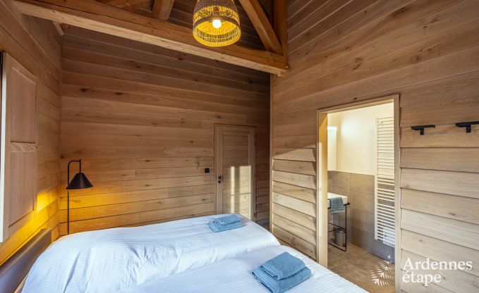 Bijzondere paalwoning voor 4 personen, op een vijver in Vencimont