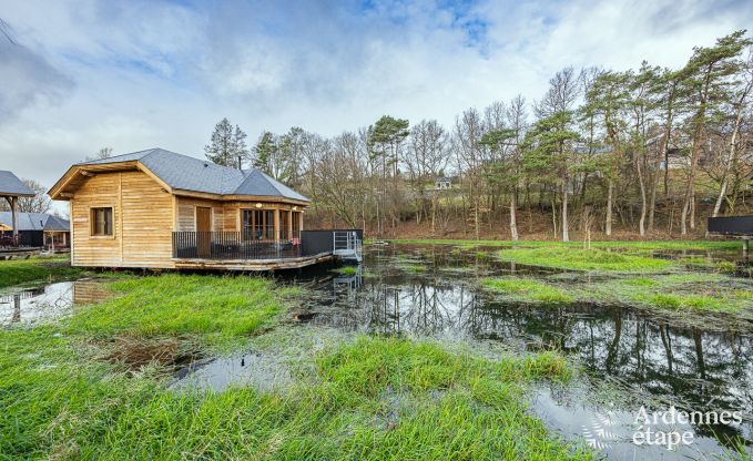 Bijzondere paalwoning voor 4 personen, op een vijver in Vencimont