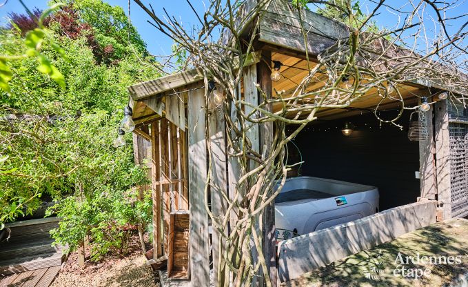 Romantische tiny house voor 2 personen met priv� jacuzzi, houtpelletkachel en tuin in Vielsalm, Ardennen