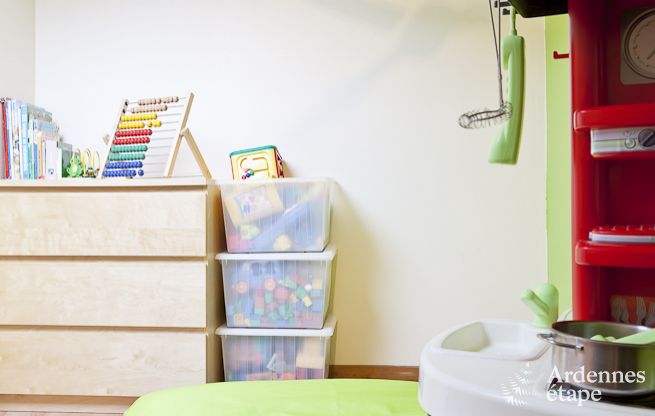 Groot vakantiehuis vlakbij Vielsalm voor 21 personen met 7 slaapkamers, 4 badkamers, speelruimte en priv�tuin