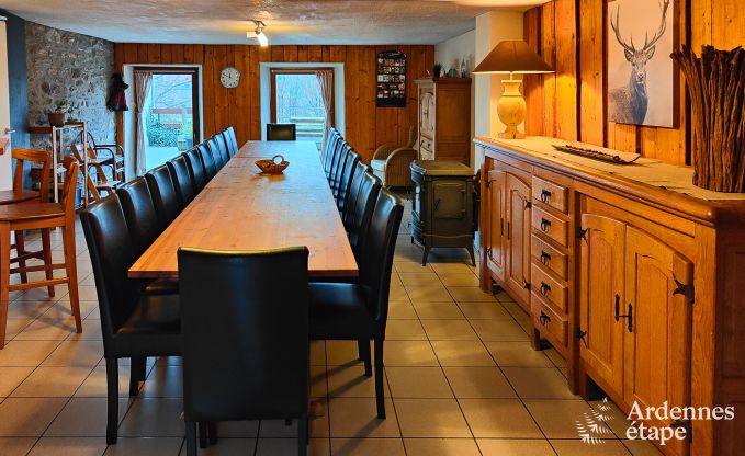 Groot vakantiehuis vlakbij Vielsalm voor 21 personen met 7 slaapkamers, 4 badkamers, speelruimte en priv�tuin