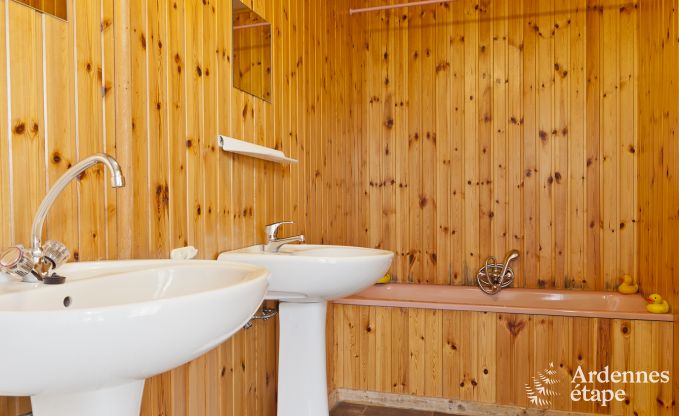 Groot vakantiehuis vlakbij Vielsalm voor 21 personen met 7 slaapkamers, 4 badkamers, speelruimte en priv�tuin