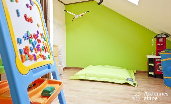 Groot vakantiehuis vlakbij Vielsalm voor 21 personen met 7 slaapkamers, 4 badkamers, speelruimte en priv�tuin