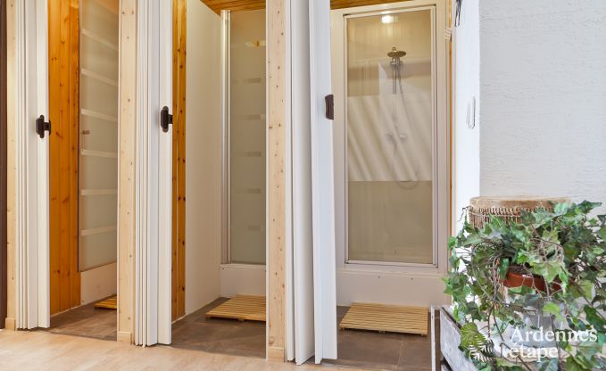 Groot vakantiehuis vlakbij Vielsalm voor 21 personen met 7 slaapkamers, 4 badkamers, speelruimte en priv�tuin