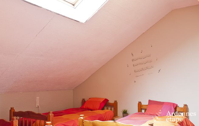 Groot vakantiehuis vlakbij Vielsalm voor 21 personen met 7 slaapkamers, 4 badkamers, speelruimte en priv�tuin