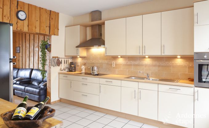 Groot vakantiehuis vlakbij Vielsalm voor 21 personen met 7 slaapkamers, 4 badkamers, speelruimte en priv�tuin