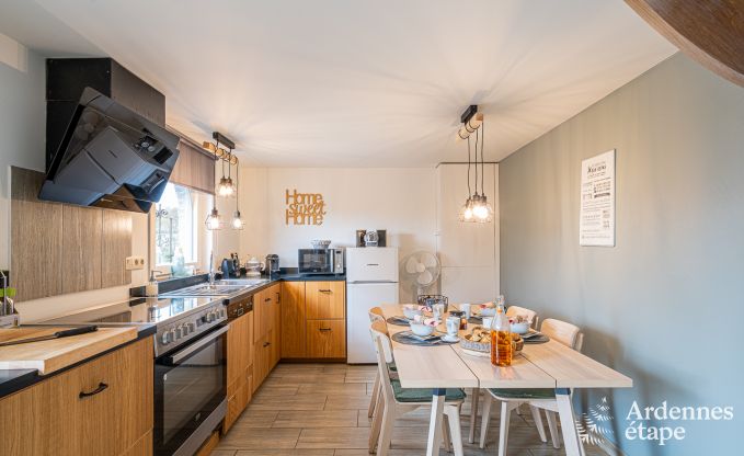 Onvergetelijk verblijf in Villers-en-Fagne: Vakantiehuis met sauna, jacuzzi, overdekt buitenzwembad en adembenemend uitzicht in de Ardennen.