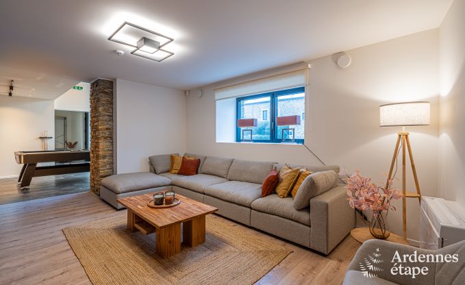 Ruime fermette voor 14 personen in Vresse-sur-Semois met 5 slaapkamers, 5 badkamers, verwarmd binnenzwembad, speelruimte en priv�terras