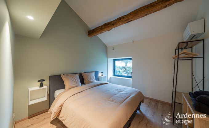 Ruime fermette voor 14 personen in Vresse-sur-Semois met 5 slaapkamers, 5 badkamers, verwarmd binnenzwembad, speelruimte en priv�terras