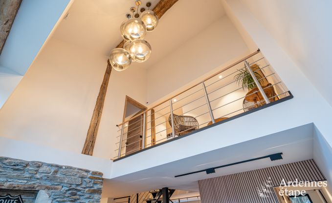 Ruime fermette voor 14 personen in Vresse-sur-Semois met 5 slaapkamers, 5 badkamers, verwarmd binnenzwembad, speelruimte en priv�terras