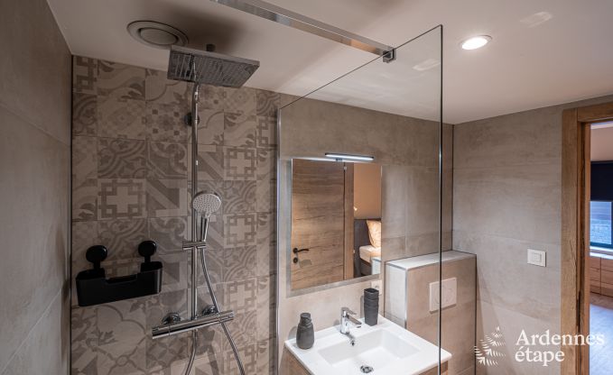 Ruime fermette voor 14 personen in Vresse-sur-Semois met 5 slaapkamers, 5 badkamers, verwarmd binnenzwembad, speelruimte en priv�terras