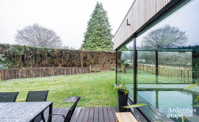 Ruime fermette voor 14 personen in Vresse-sur-Semois met 5 slaapkamers, 5 badkamers, verwarmd binnenzwembad, speelruimte en priv�terras