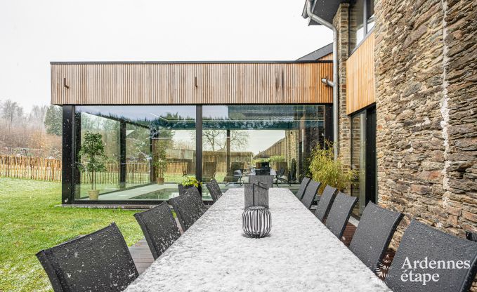 Ruime fermette voor 14 personen in Vresse-sur-Semois met 5 slaapkamers, 5 badkamers, verwarmd binnenzwembad, speelruimte en priv�terras