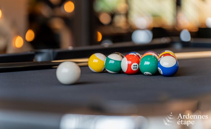 Ruime fermette voor 14 personen in Vresse-sur-Semois met 5 slaapkamers, 5 badkamers, verwarmd binnenzwembad, speelruimte en priv�terras