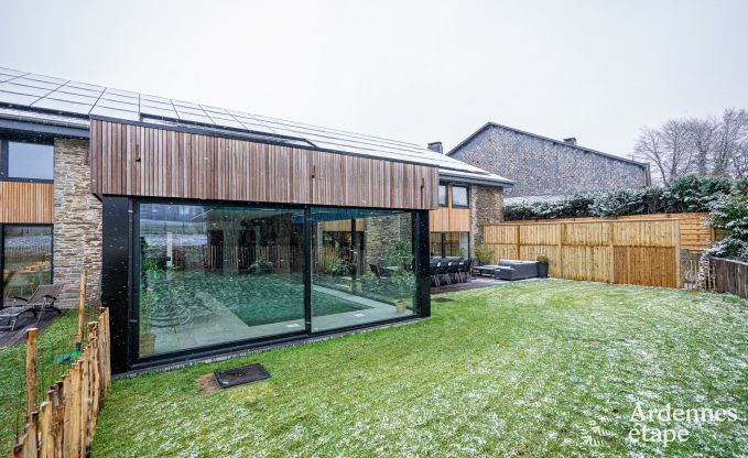 Ruime fermette voor 14 personen in Vresse-sur-Semois met 5 slaapkamers, 5 badkamers, verwarmd binnenzwembad, speelruimte en priv�terras