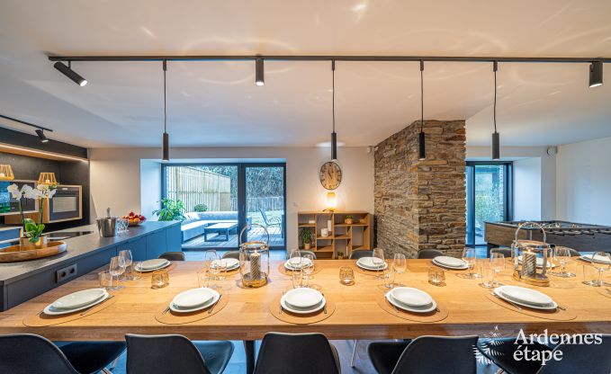 Ruime fermette voor 14 personen in Vresse-sur-Semois met 5 slaapkamers, 5 badkamers, verwarmd binnenzwembad, speelruimte en priv�terras