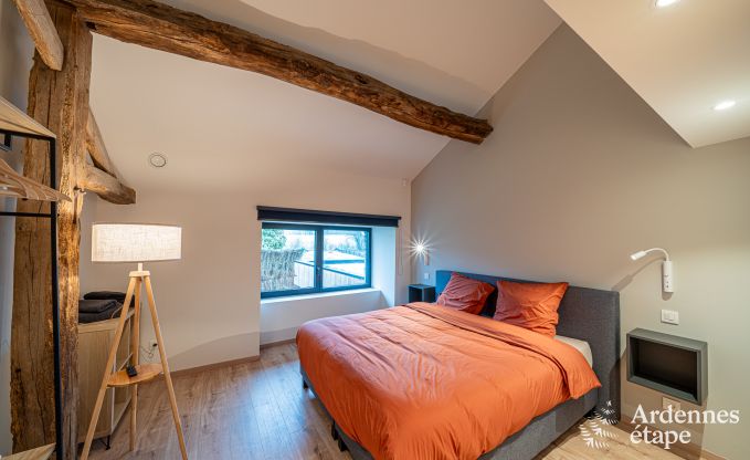 Ruime fermette voor 14 personen in Vresse-sur-Semois met 5 slaapkamers, 5 badkamers, verwarmd binnenzwembad, speelruimte en priv�terras