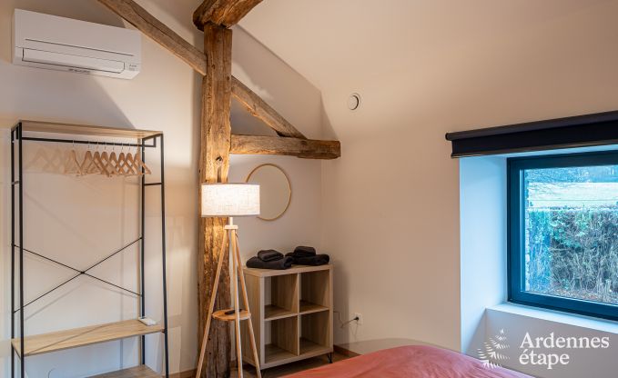 Ruime fermette voor 14 personen in Vresse-sur-Semois met 5 slaapkamers, 5 badkamers, verwarmd binnenzwembad, speelruimte en priv�terras