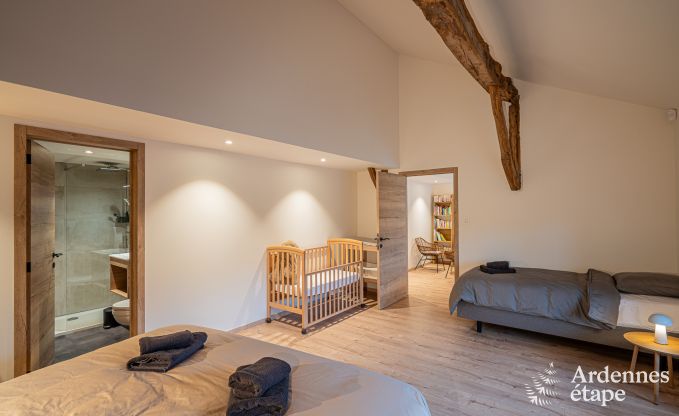 Ruime fermette voor 14 personen in Vresse-sur-Semois met 5 slaapkamers, 5 badkamers, verwarmd binnenzwembad, speelruimte en priv�terras