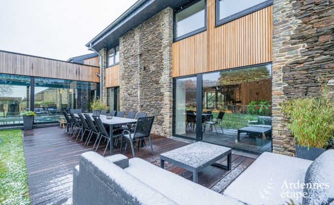 Ruime fermette voor 14 personen in Vresse-sur-Semois met 5 slaapkamers, 5 badkamers, verwarmd binnenzwembad, speelruimte en priv�terras