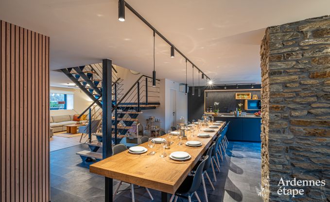 Ruime fermette voor 14 personen in Vresse-sur-Semois met 5 slaapkamers, 5 badkamers, verwarmd binnenzwembad, speelruimte en priv�terras