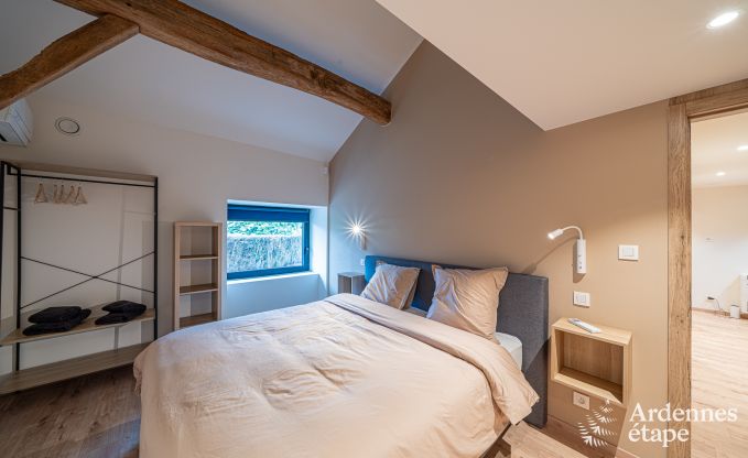 Ruime fermette voor 14 personen in Vresse-sur-Semois met 5 slaapkamers, 5 badkamers, verwarmd binnenzwembad, speelruimte en priv�terras