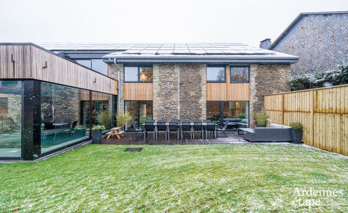 Ruime fermette voor 14 personen in Vresse-sur-Semois met 5 slaapkamers, 5 badkamers, verwarmd binnenzwembad, speelruimte en priv�terras