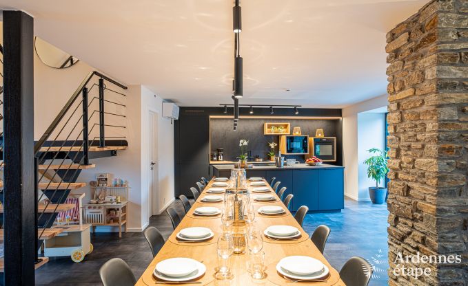 Ruime fermette voor 14 personen in Vresse-sur-Semois met 5 slaapkamers, 5 badkamers, verwarmd binnenzwembad, speelruimte en priv�terras