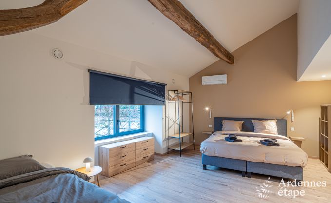 Ruime fermette voor 14 personen in Vresse-sur-Semois met 5 slaapkamers, 5 badkamers, verwarmd binnenzwembad, speelruimte en priv�terras