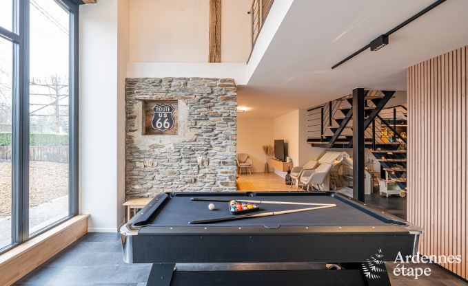 Ruime fermette voor 14 personen in Vresse-sur-Semois met 5 slaapkamers, 5 badkamers, verwarmd binnenzwembad, speelruimte en priv�terras