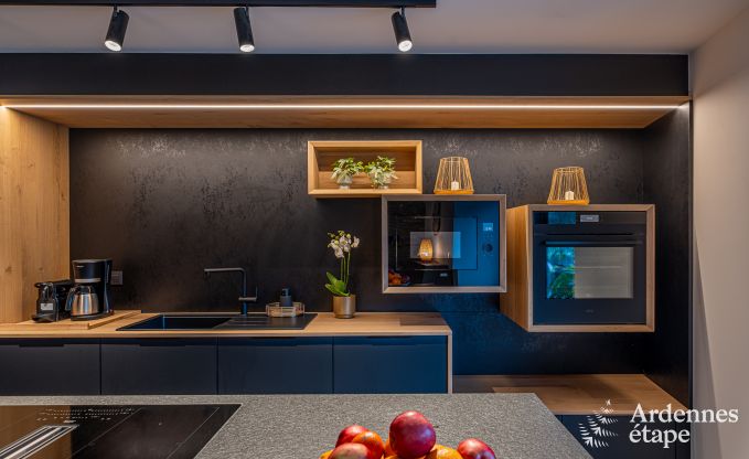 Ruime fermette voor 14 personen in Vresse-sur-Semois met 5 slaapkamers, 5 badkamers, verwarmd binnenzwembad, speelruimte en priv�terras