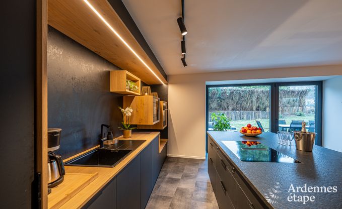 Ruime fermette voor 14 personen in Vresse-sur-Semois met 5 slaapkamers, 5 badkamers, verwarmd binnenzwembad, speelruimte en priv�terras