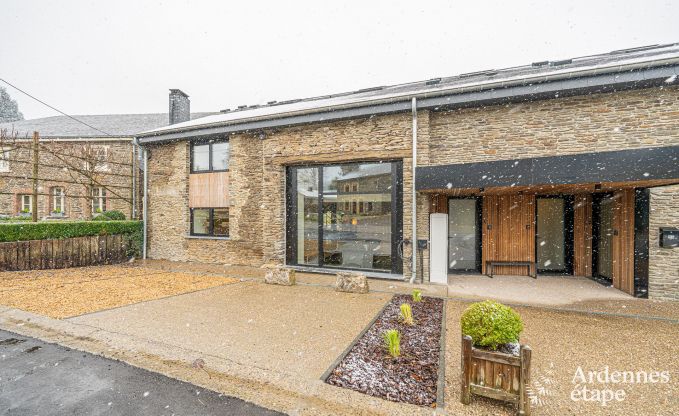 Ruime fermette voor 14 personen in Vresse-sur-Semois met 5 slaapkamers, 5 badkamers, verwarmd binnenzwembad, speelruimte en priv�terras