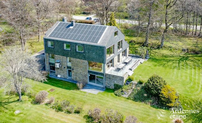 Ruim en hondvriendelijk vakantiehuis in Waimes met zwembad