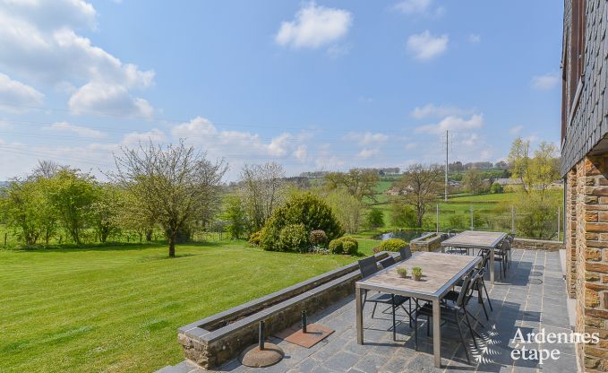 Ruim en hondvriendelijk vakantiehuis in Waimes met zwembad