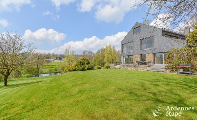 Ruim en hondvriendelijk vakantiehuis in Waimes met zwembad