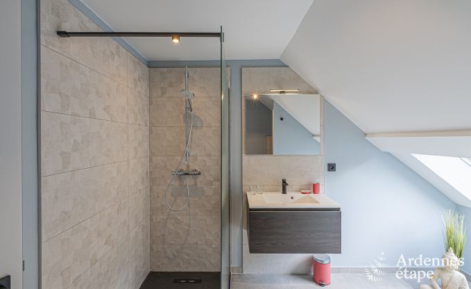 Ruime vakantiewoning in Walcourt, Ardennen, 5 slaapkamers, 5 badkamers, zwembad en gezinsvoorzieningen voor 10 personen