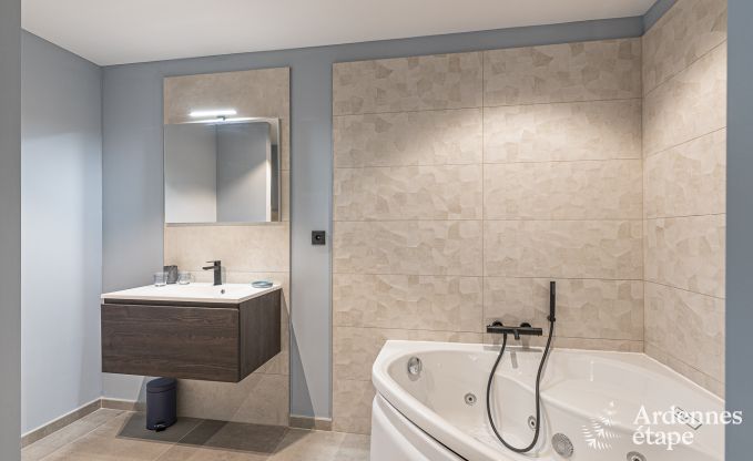 Ruime vakantiewoning in Walcourt, Ardennen, 5 slaapkamers, 5 badkamers, zwembad en gezinsvoorzieningen voor 10 personen