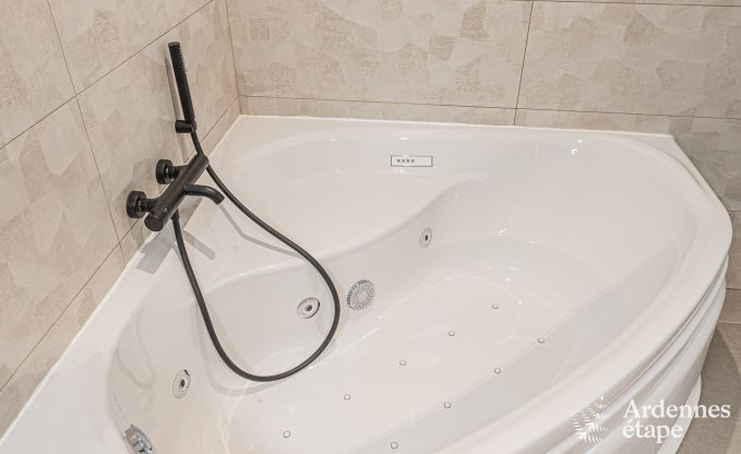 Ruime vakantiewoning in Walcourt, Ardennen, 5 slaapkamers, 5 badkamers, zwembad en gezinsvoorzieningen voor 10 personen