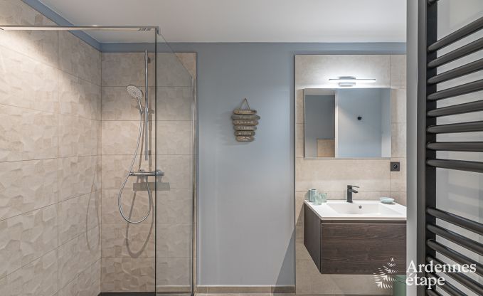 Ruime vakantiewoning in Walcourt, Ardennen, 5 slaapkamers, 5 badkamers, zwembad en gezinsvoorzieningen voor 10 personen