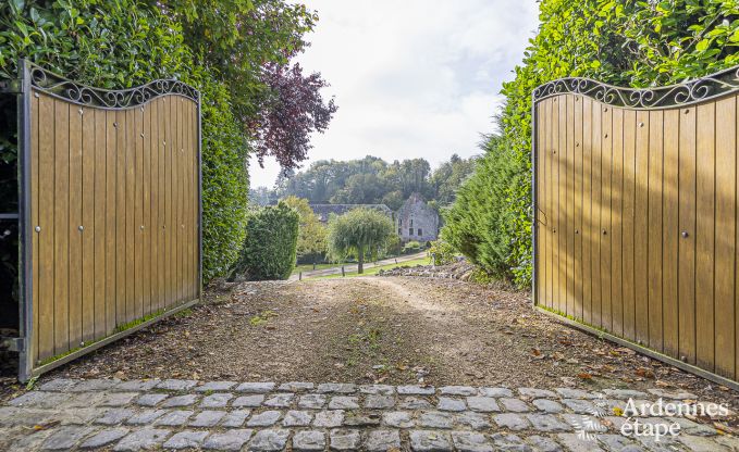 Ruime vakantiewoning in Walcourt, Ardennen, 5 slaapkamers, 5 badkamers, zwembad en gezinsvoorzieningen voor 10 personen