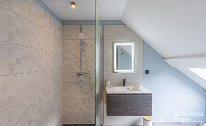 Ruime vakantiewoning in Walcourt, Ardennen, 5 slaapkamers, 5 badkamers, zwembad en gezinsvoorzieningen voor 10 personen