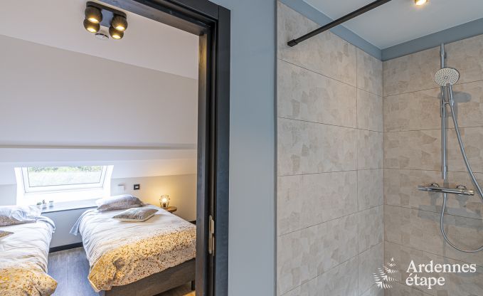Ruime vakantiewoning in Walcourt, Ardennen, 5 slaapkamers, 5 badkamers, zwembad en gezinsvoorzieningen voor 10 personen