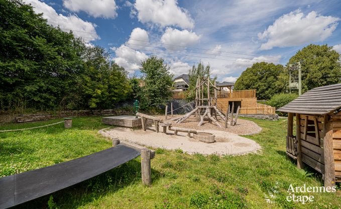 Ruime 18e-eeuwse boerderij in Wiltz voor 18 personen met 7 slaapkamers, jacuzzi en priv�tuin