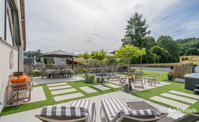 Ruime 18e-eeuwse boerderij in Wiltz voor 18 personen met 7 slaapkamers, jacuzzi en priv�tuin