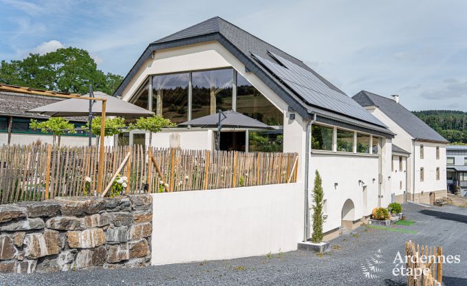 Ruime 18e-eeuwse boerderij in Wiltz voor 18 personen met 7 slaapkamers, jacuzzi en priv�tuin